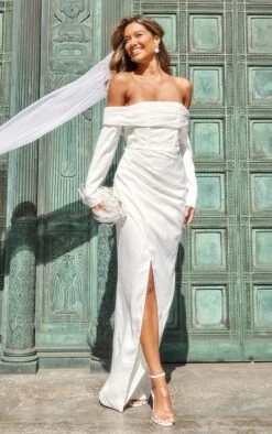 Robe Longue Blanche Fendue à Manches Longues Et Col Bardot