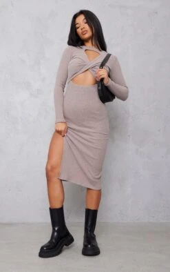 Robe Mi-longue Côtelée Café Au Lait Croisée Devant Fendue Sur Le Côté