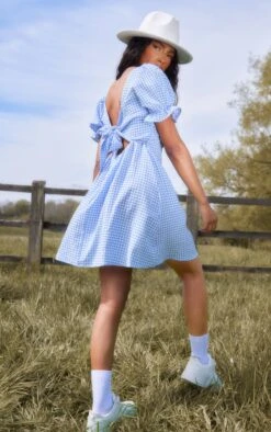 Robe Droite Bleue Imprimé Carreaux à Buste Torsadé Et Découpé