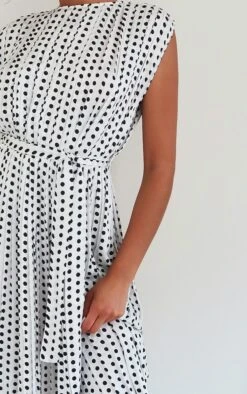 Robe Mi-longue Sans Manches Plissée Blanche Imprimé Pois -Zeze Vetements Magasin 3c2bd34c96c27e62b014964837b6c32d34804070 CMM4143 4
