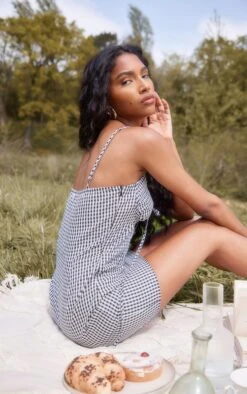 Robe Corset Droite à Carreaux Noirs Et Blancs Et Armatures Détail Dos Nu -Zeze Vetements Magasin 4086bd1709ed3eab13d60eed018399e945aebd6d cnd8866 2