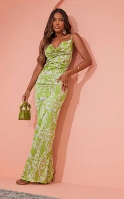 Robe Longue Satinée Verte Imprimé Baroque à Col Bénitier