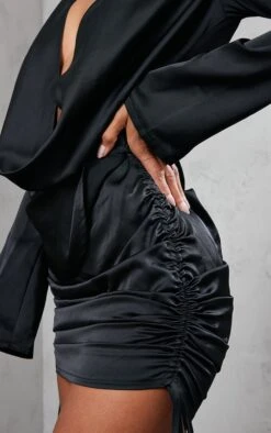 Robe Moulante Noire Satinée Froncée à Col Bénitier Plongeant Et Manches Longues -Zeze Vetements Magasin 516b026843df31284cd2d3c3c65cf13d96b08101 cnd2231 4