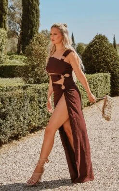 Robe Asymétrique Longue Chocolat à Découpes Et Anneaux