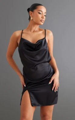 Robe Droite Satinée Noire à Col Béntiier Et Bretelles Croisées