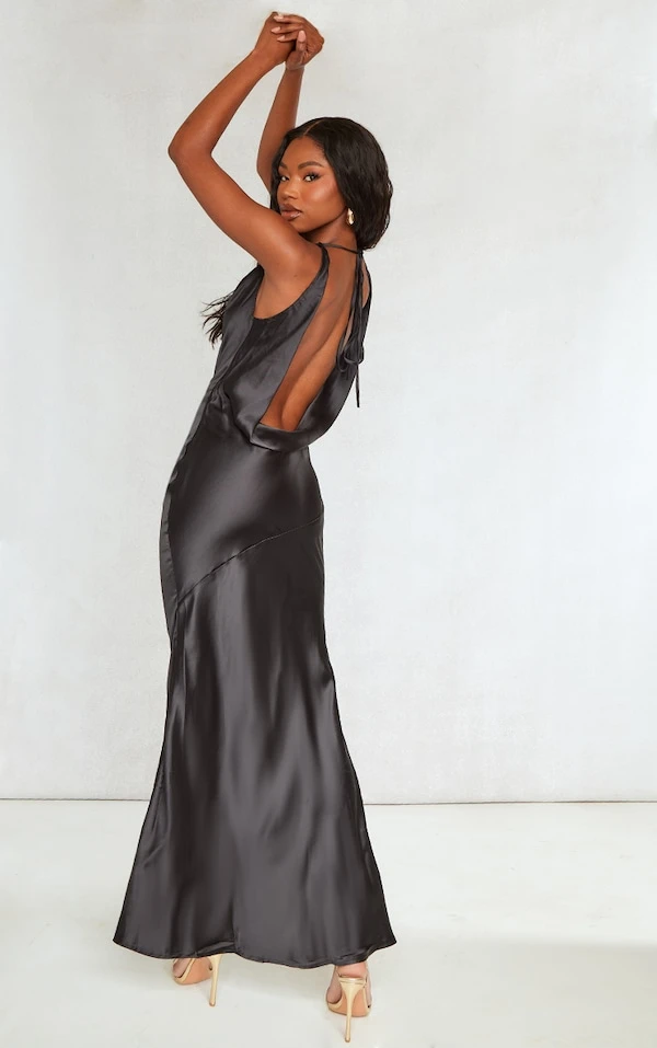 Robe Longue Satinée Noire à Dos Nu Bénitier Et Coutures En Biais 3 Robe Longue Satinée Noire à Dos Nu Bénitier Et Coutures En Biais