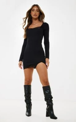 Robe Moulante Côtelée Noire à Manches Longues Et Parties En Dentelle