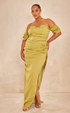 Plus Robe Longue Froncée Texturée Vert Olive à Armatures Et épaules Dénudées