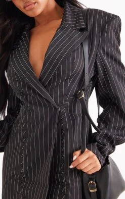 Robe Blazer Structurée Tissée Noire à Fines Rayures Et Taille Cintrée -Zeze Vetements Magasin 986664278ac9dae9ac6b00d30b316c05f6d76947 cmz8326 4