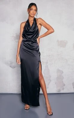 Robe Longue Satinée Noire Fendue à Col Bénitier