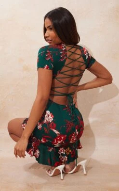 Robe Moulante Vert émeraude Florale Volantée Avec Croisillons Au Dos