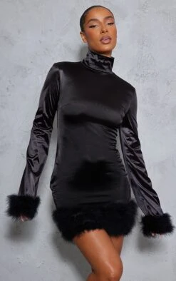 Robe Moulante Satinée Noire à Col Montant Et Bordures En Plumes